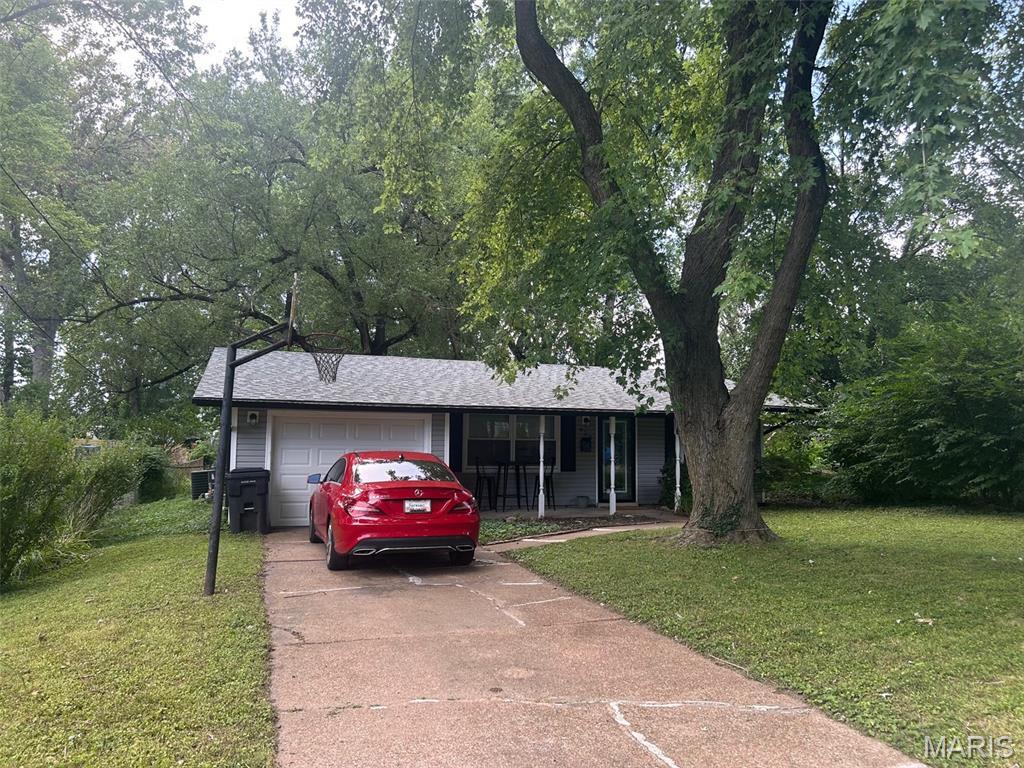 629 Aubuchon St, Florissant, MO 63031 - single story home featuring an attached garage, a front lawn, concrete driveway, and a porch