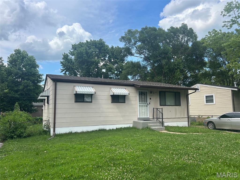 1123 Rhea Ave, Saint Ferdinand Township, MO 63138 - view of front facade with a front lawn