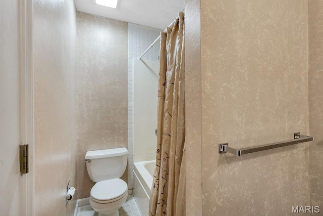 127 Hilltop Trl, Eureka, MO 63025 - full bath featuring shower / bath combo with shower curtain and a textured wall