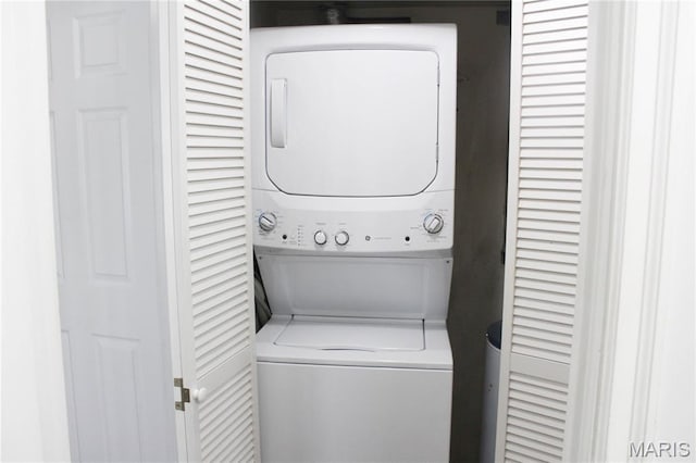 761 Sugar Glen Dr Unit 5, Saint Peters, MO 63376 - laundry area with stacked washing machine and dryer