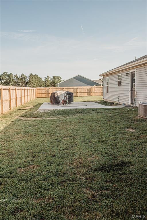 9 Powers Ln, Sikeston, MO 63801 - fenced backyard with a patio area