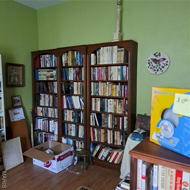 4672 Hannover Ave, Saint Louis, MO 63123 - sitting room with wood finished floors