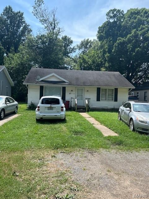 511 Clayton Ave, Sikeston, MO 63801 - view of front facade with a front yard
