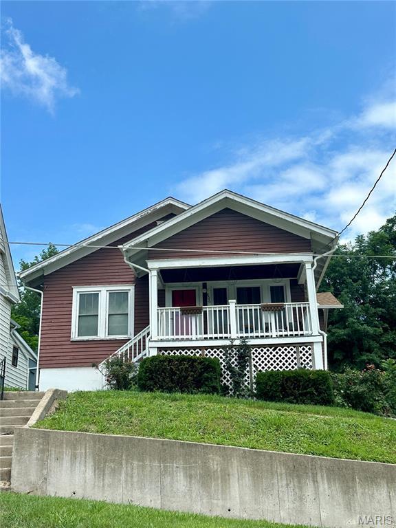 806 Pleasant St, Hannibal, MO 63401 - bungalow with a porch and a front lawn