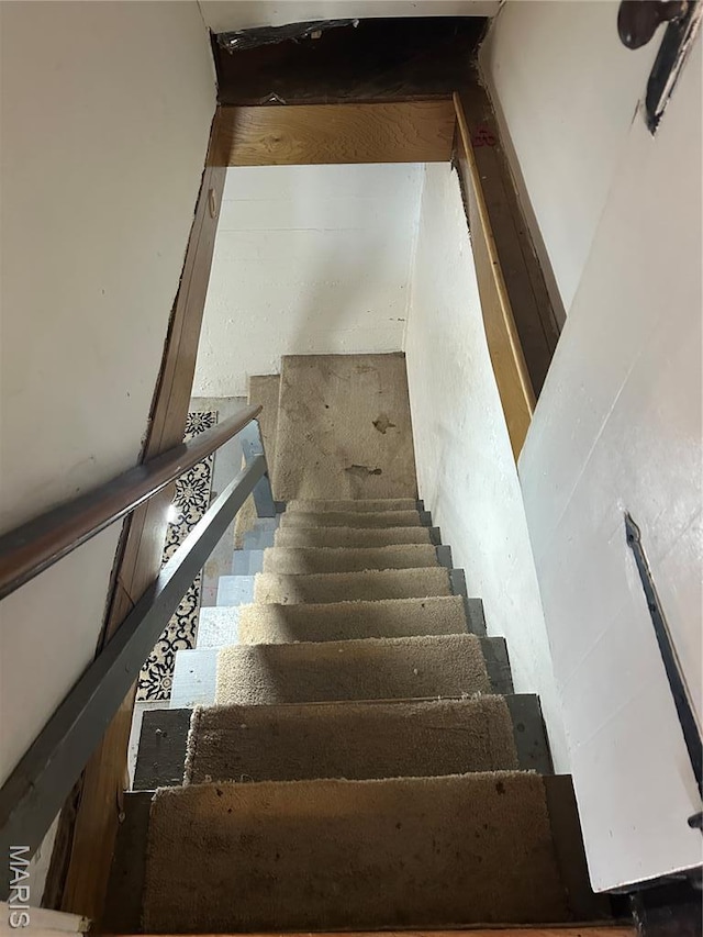 806 Pleasant St, Hannibal, MO 63401 - view of stairs