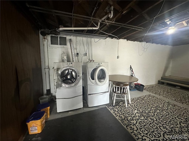 806 Pleasant St, Hannibal, MO 63401 - laundry area with washing machine and clothes dryer