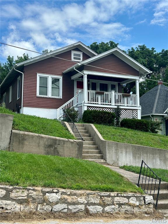 806 Pleasant St, Hannibal, MO 63401 - bungalow-style house featuring stairs, a porch, and a front yard
