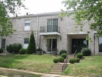 4347 Chateau De Ville Dr Unit D, Saint Louis, MO 63129 - photo 1