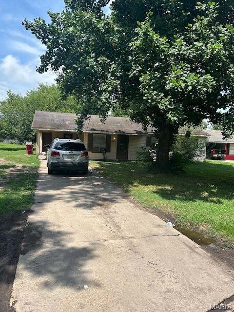 108 Adams St, Sikeston, MO 63801 - view of front facade with driveway and a front yard