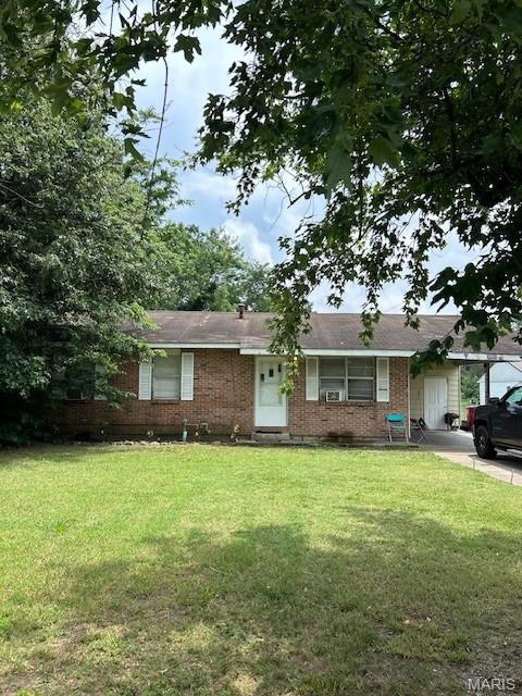 1205 W Murray Ln, Sikeston, MO 63801 - single story home featuring brick siding and a front lawn