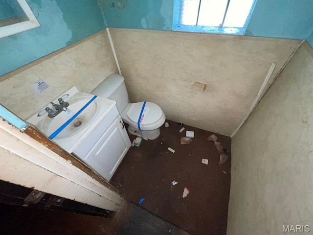 1063 Hornsby Ave, Saint Louis, MO 63147 - half bath with toilet and vanity