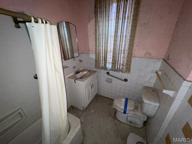 1063 Hornsby Ave, Saint Louis, MO 63147 - full bath featuring tile walls, a wainscoted wall, vanity, and tile patterned flooring