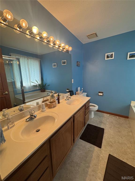 300 Kingsbury Ct, Highland, IL 62249 - photo 17