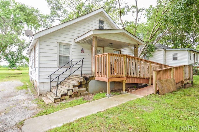 601 Mcbride Ave, Dupo, IL 62239 - bungalow featuring a front lawn and a wooden deck