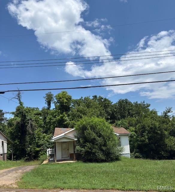 628 N Division St, Bonne Terre, MO 63628 - view of grassy yard with a shed
