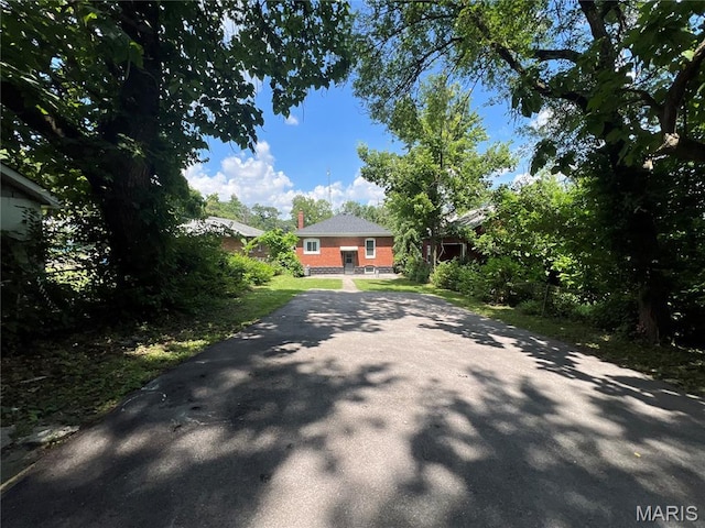 5502 Helen Ave, Saint Louis, MO 63136 - view of front of property with driveway, a chimney, and a front lawn