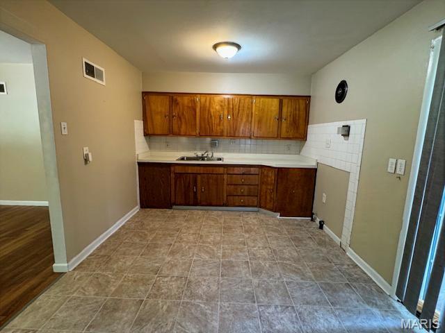 1020 Forestwood Dr, Ferguson, MO 63135 - photo 5