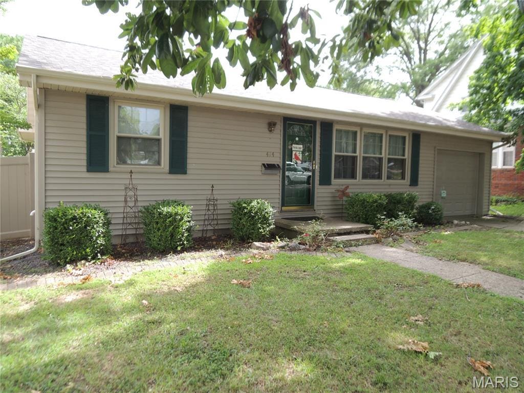 414 E Oak St, Greenville, IL 62246 - photo 1