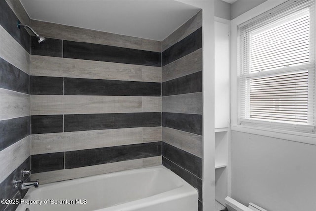 bathroom featuring tiled shower / bath