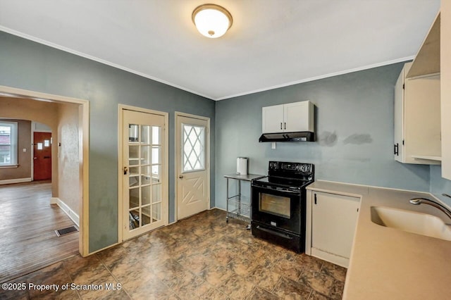 kitchen featuring visible vents, arched walkways, a sink, black electric range, and under cabinet range hood