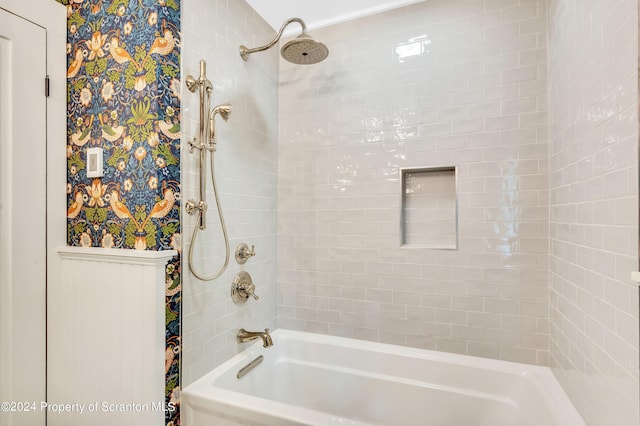 bathroom with tiled shower / bath