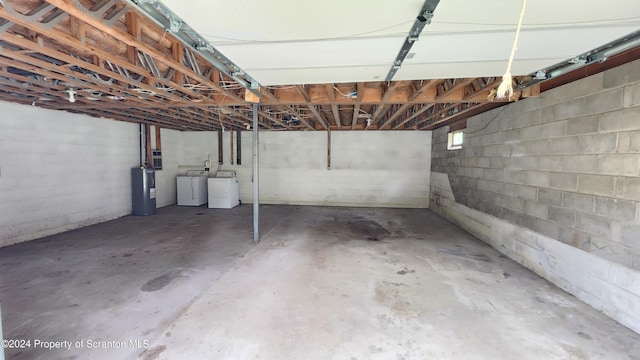 basement with water heater and washer and dryer