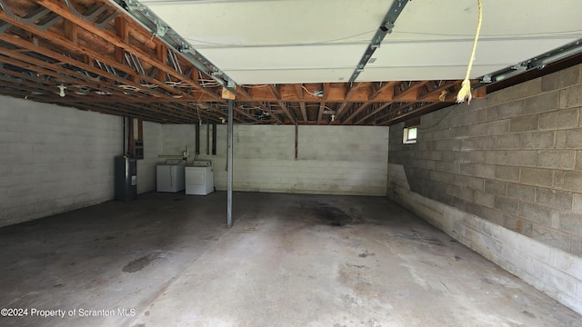 basement with water heater and washing machine and clothes dryer