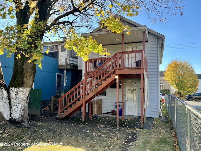 546 Emmett St, Scranton, PA 18505 - back of property with stairs