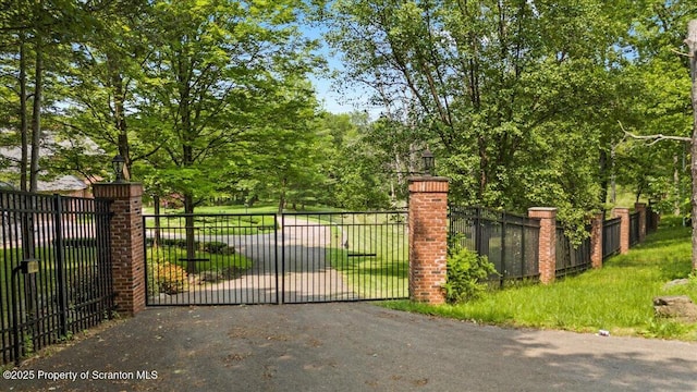 441 Hidden Lake Dr, East Stroudsburg, PA 18302 - view of gate