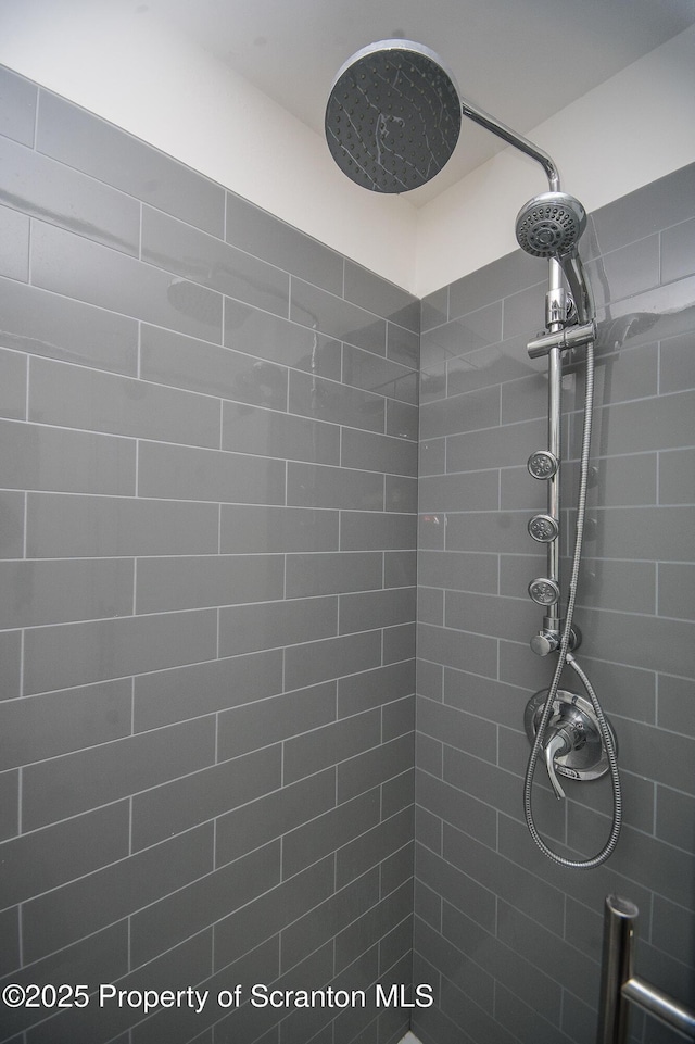 bathroom featuring tiled shower