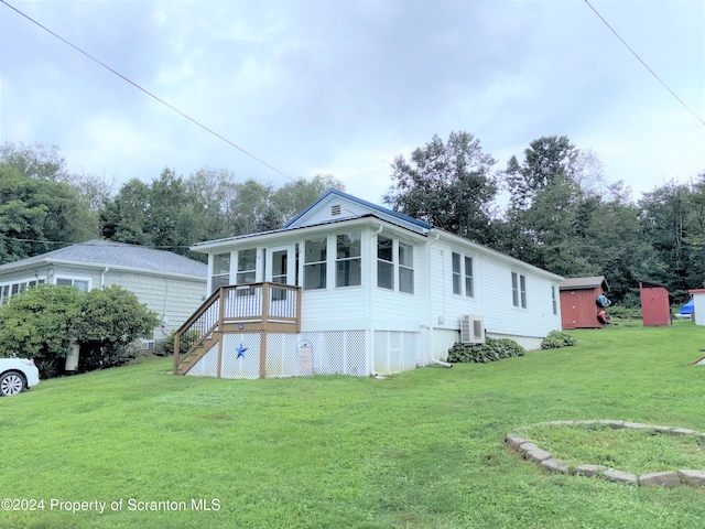 view of front of home featuring a front lawn