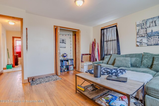 living room featuring baseboards and light wood-style flooring