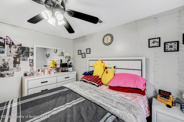 bedroom with ceiling fan