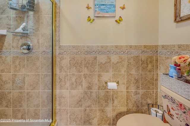 bathroom featuring tiled shower and tile walls