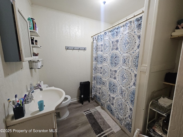 full bathroom featuring vanity, toilet, a shower with shower curtain, and wood finished floors