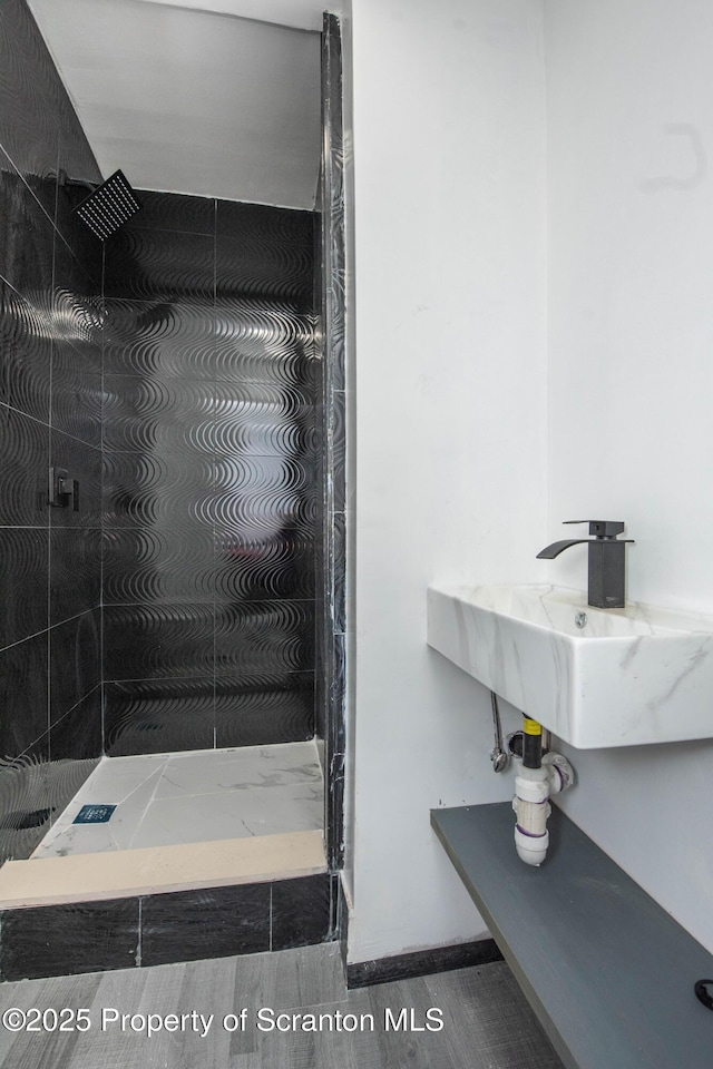 full bathroom featuring a tile shower