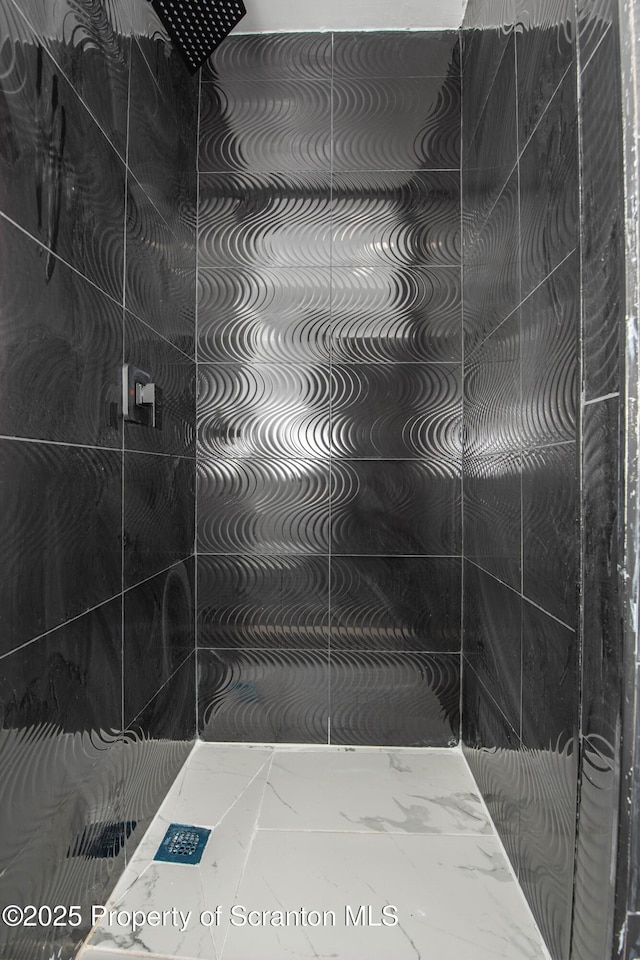 bathroom featuring a tile shower