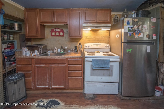 kitchen featuring sink, dark wood-type flooring, tasteful backsplash, stainless steel fridge, and electric stove