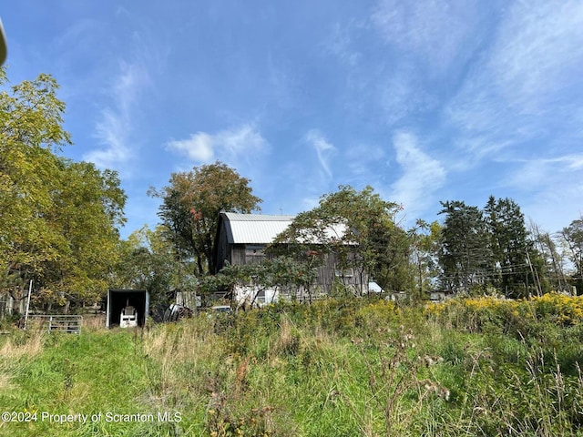 view of yard featuring an outbuilding