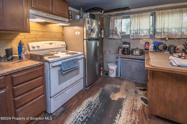 kitchen featuring decorative backsplash, dark hardwood / wood-style floors, fridge, and electric stove