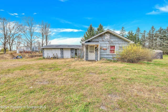 single story home with a front lawn