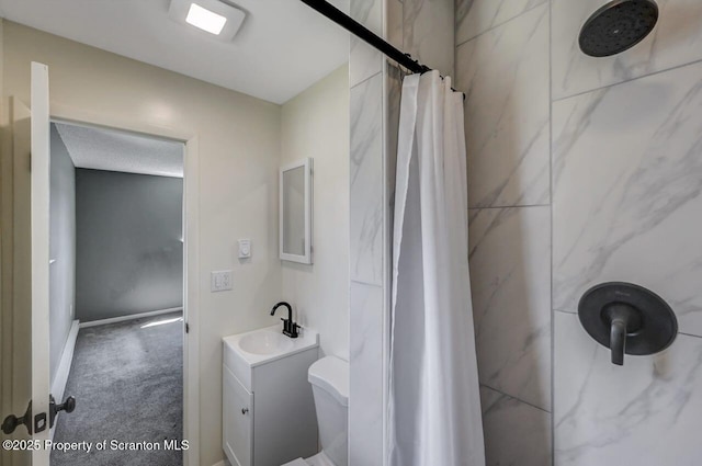 full bath with toilet, vanity, and a shower with shower curtain
