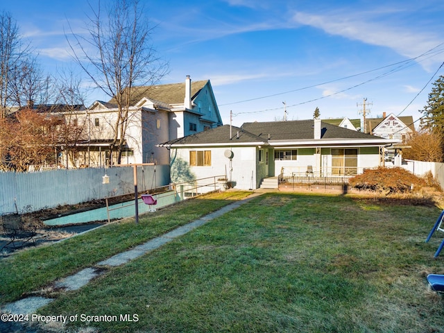 back of house featuring a yard