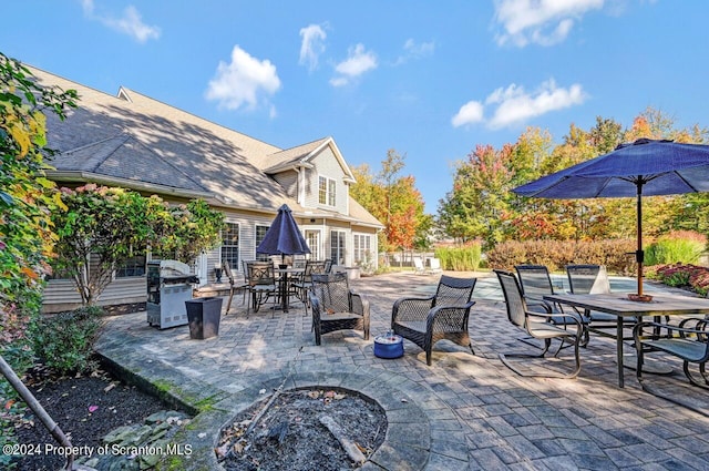 view of patio featuring an outdoor fire pit and grilling area