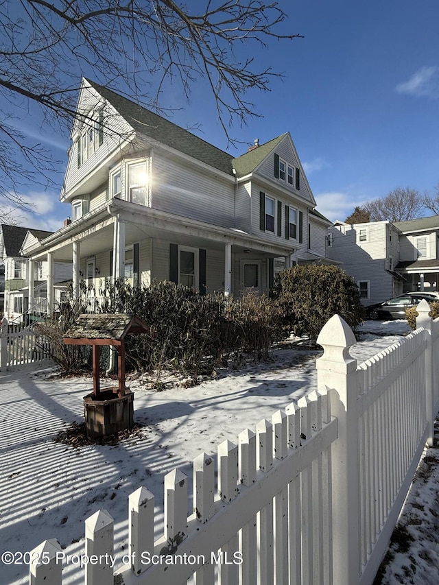 view of front of home with a fenced front yard