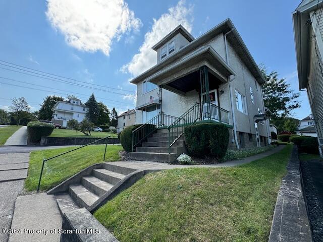 view of front of home featuring a front yard