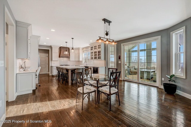 dining space with dark wood-style floors, recessed lighting, and baseboards