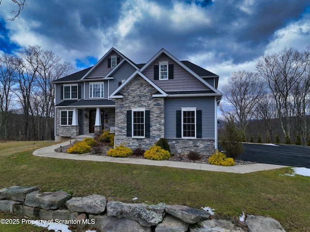 craftsman inspired home featuring a front lawn