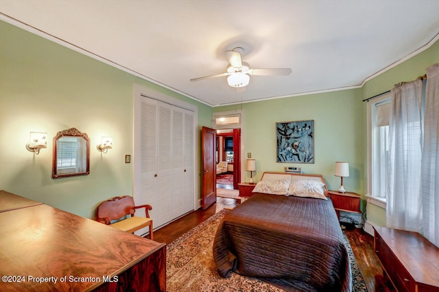 bedroom with ceiling fan, dark hardwood / wood-style floors, crown molding, and a closet