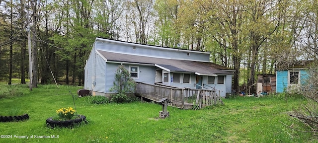 back of house featuring a lawn